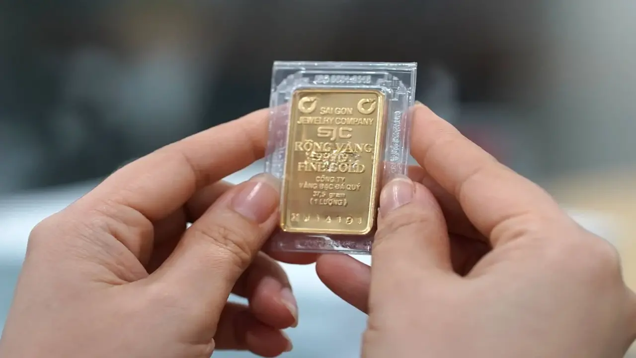 تراجع حاد في أسعار الذهب وسط توقعات بانخفاض قوي لدى شركة SJC